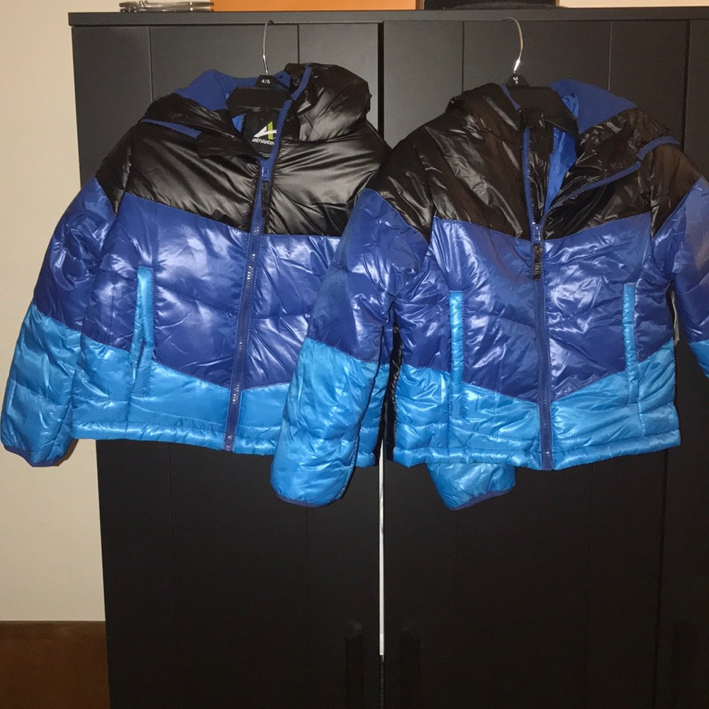 2 Kids puffer jackets.